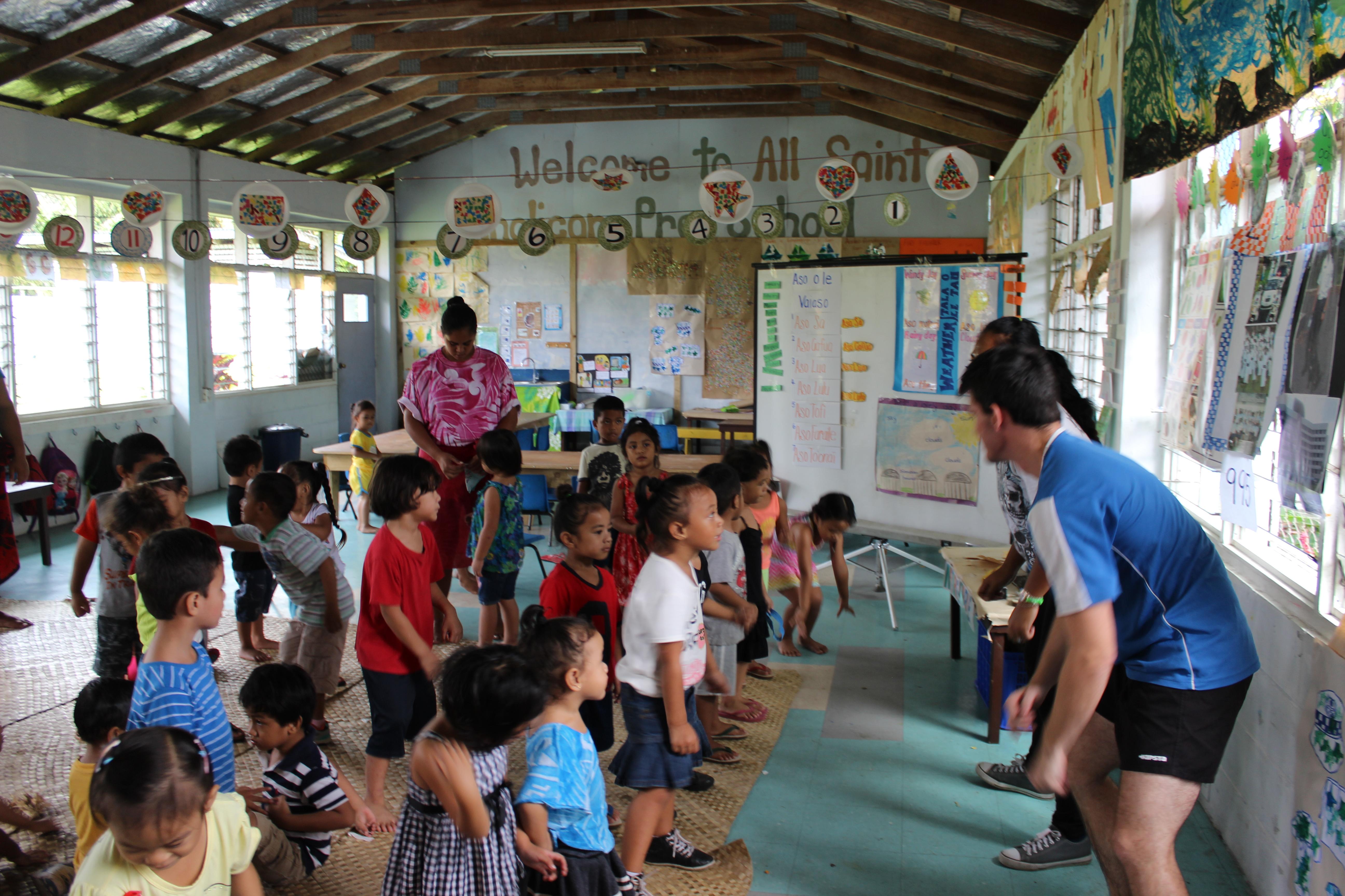 A Projects Abroad volunteer demonstrates exercises for his rugby coaching work experience in Samoa. A student demonstrates exercises during his volunteer rugby coaching in Samoa.